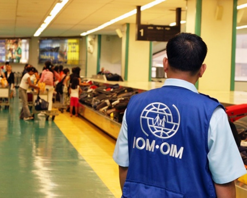 MPH0093
An IOM staff guides the returning migrant workers in the airport. IOM repatriated Filipinos stranded in Lebanon , many of whom are migrant workers. The conflict in Lebanon has displaced hundreds of thousands of Lebanese and left many migrants from several countries stranded.